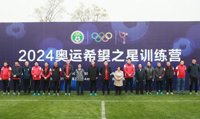 因为男人孤独，受伤害，女人则是因为欲望本身，还来自于生活的压力，各种东西混合在一块。